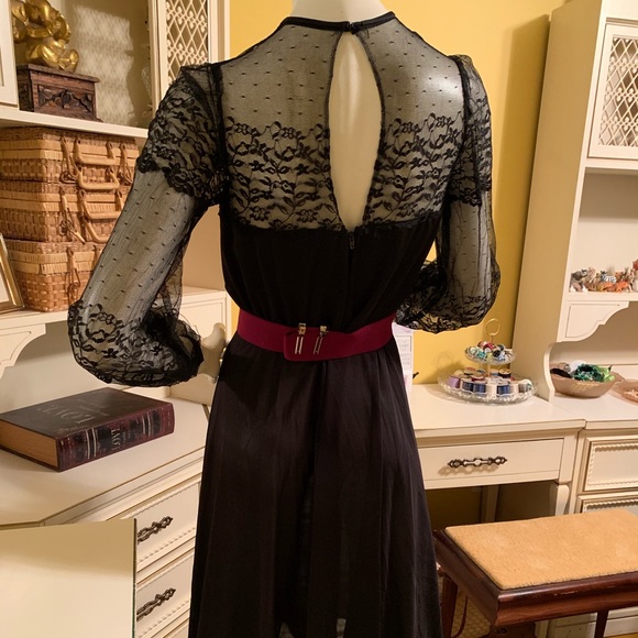 Vintage black dress with lace detail. - Picture 8 of 8